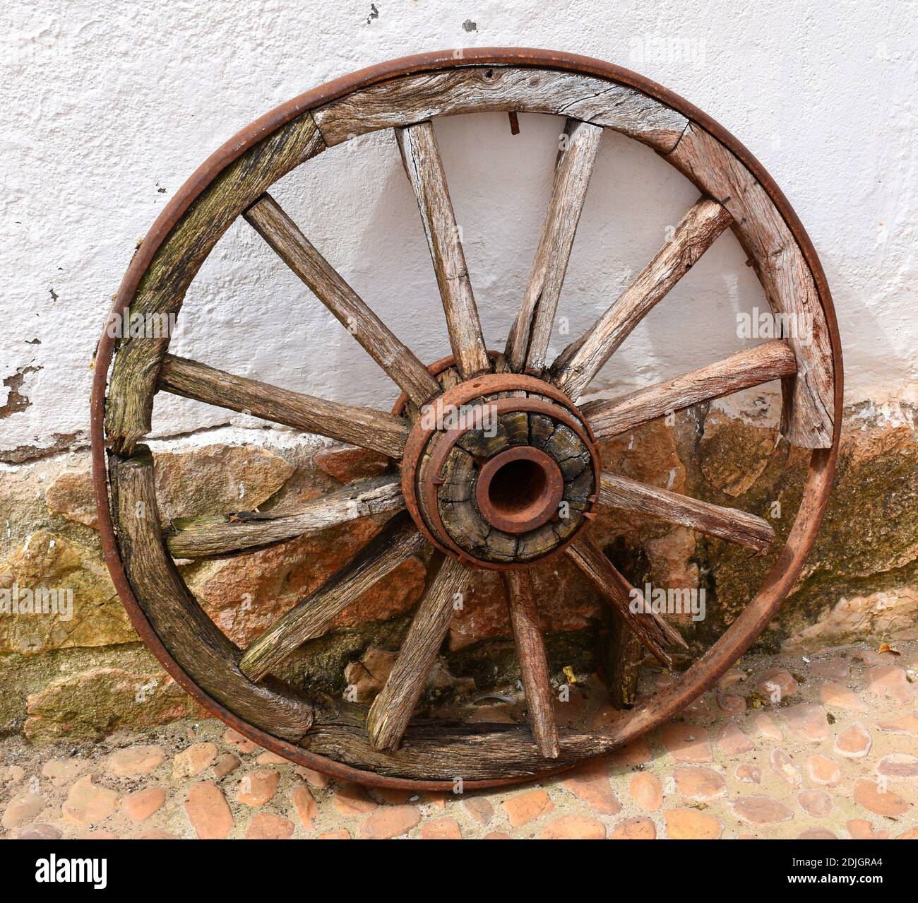 Vecchia ruota di carro fatta di legno e ferro. Foto Stock