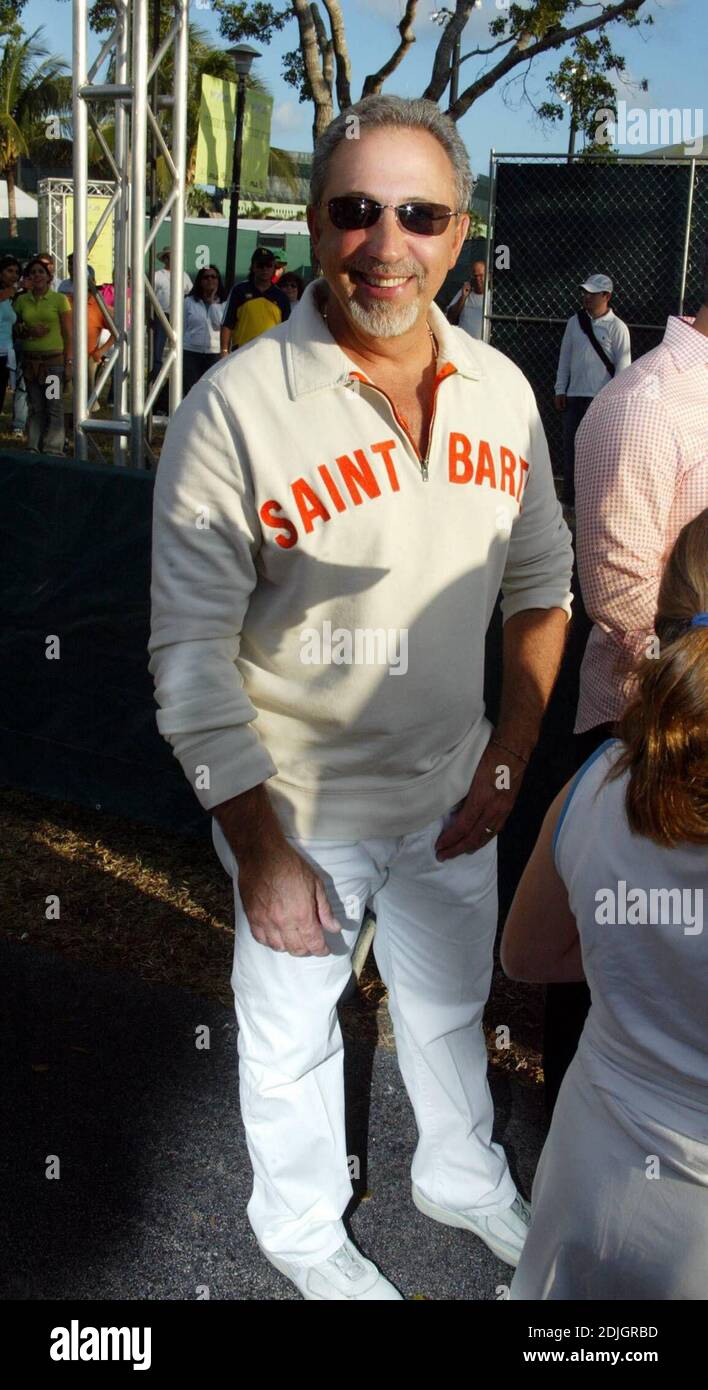 Gloria e Emilio Estefan e Tommy Lee Jones al 2. Mercedes-Benz Ace annuale per il Cure Fashion Extravganza a beneficio del Buoniconti Fund al torneo di tennis Nasdaq-100, Key Biscayne, FL 03/31/06 [[kas]] Foto Stock