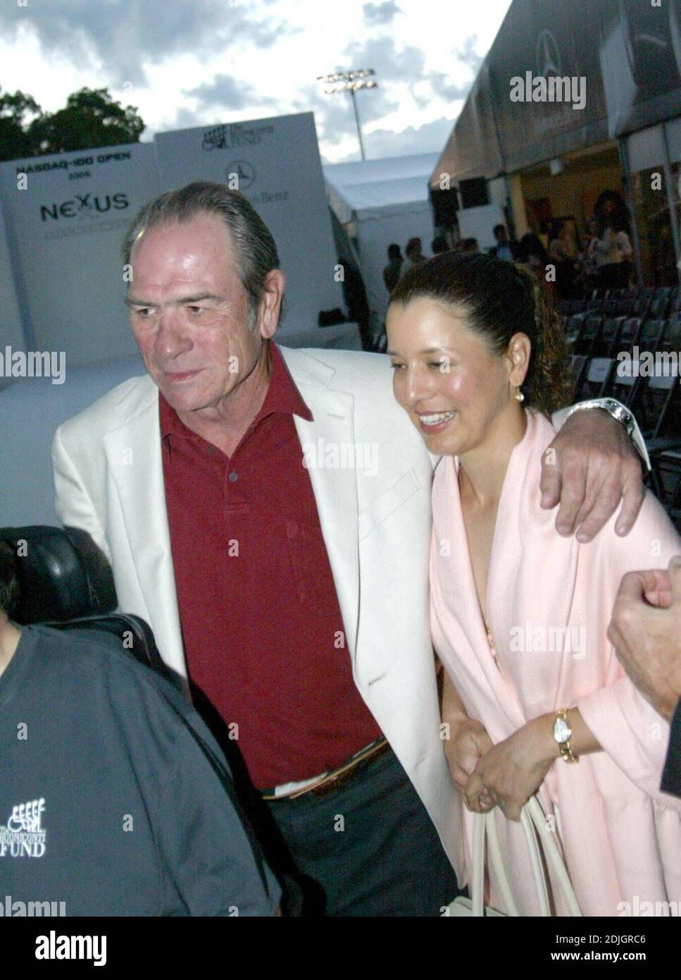 Gloria e Emilio Estefan e Tommy Lee Jones al 2. Mercedes-Benz Ace annuale per il Cure Fashion Extravganza a beneficio del Buoniconti Fund al torneo di tennis Nasdaq-100, Key Biscayne, FL 03/31/06 [[kas]] Foto Stock