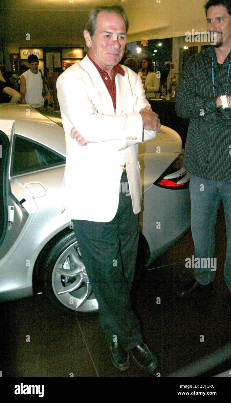 Gloria e Emilio Estefan e Tommy Lee Jones al 2. Mercedes-Benz Ace annuale per il Cure Fashion Extravganza a beneficio del Buoniconti Fund al torneo di tennis Nasdaq-100, Key Biscayne, FL 03/31/06 [[kas]] Foto Stock