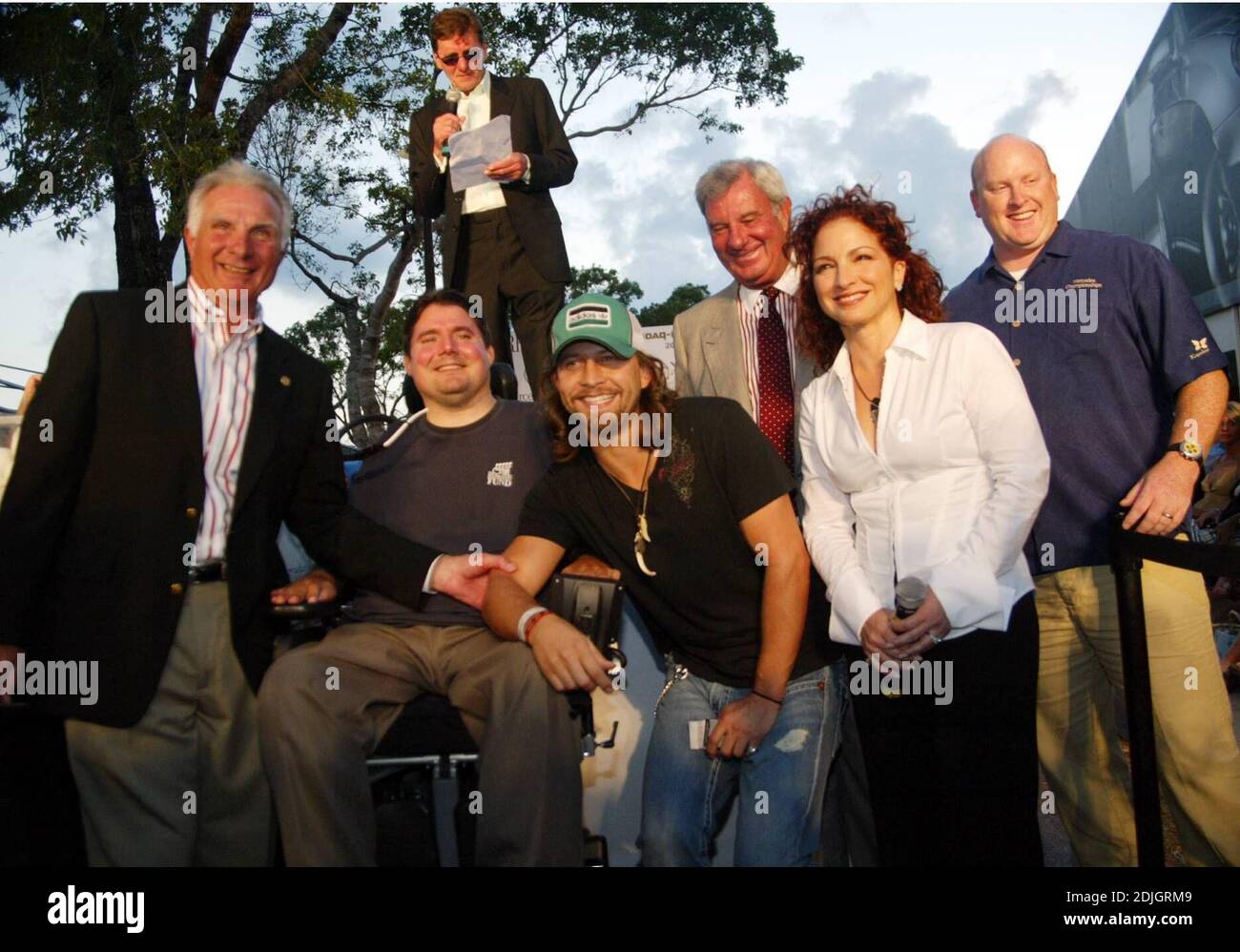 Gloria e Emilio Estefan e Tommy Lee Jones al 2. Mercedes-Benz Ace annuale per il Cure Fashion Extravganza a beneficio del Buoniconti Fund al torneo di tennis Nasdaq-100, Key Biscayne, FL 03/31/06 [[kas]] Foto Stock