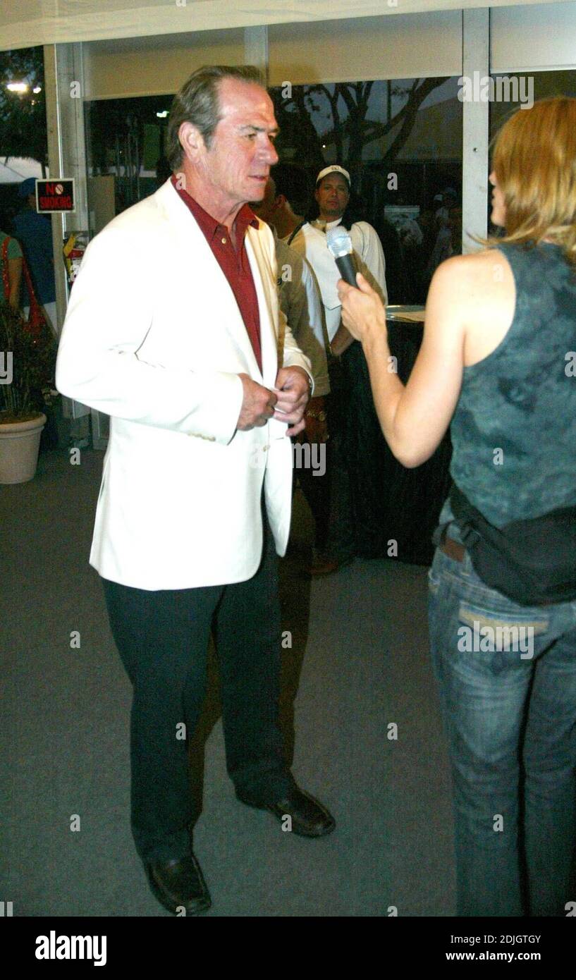 Gloria e Emilio Estefan e Tommy Lee Jones al 2. Mercedes-Benz Ace annuale per il Cure Fashion Extravganza a beneficio del Buoniconti Fund al torneo di tennis Nasdaq-100, Key Biscayne, FL 03/31/06 [[kas]] Foto Stock