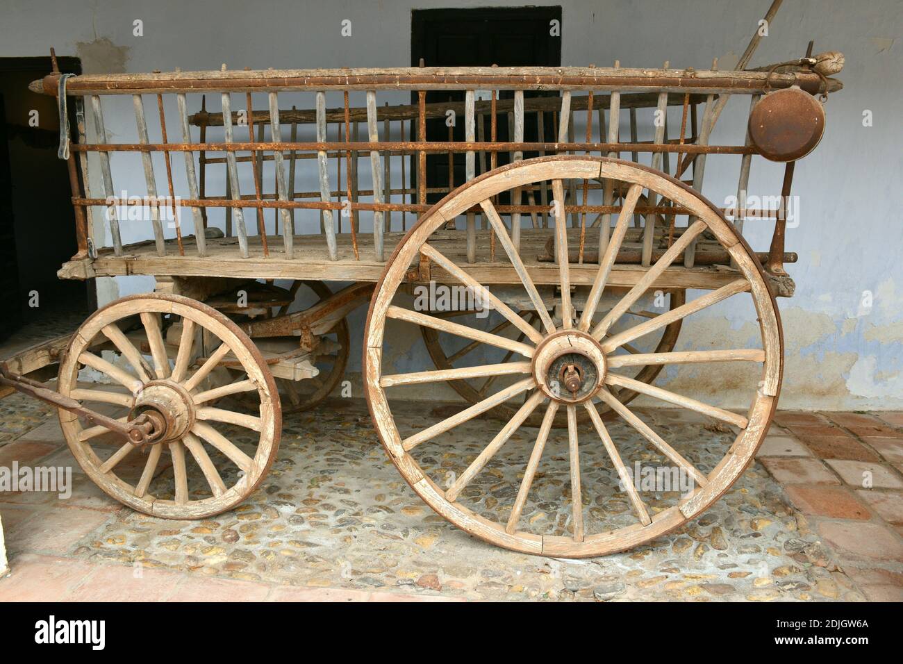 Antico carro di cavalleria a quattro ruote o rimorchio, costruito in legno  e ferro Foto stock - Alamy