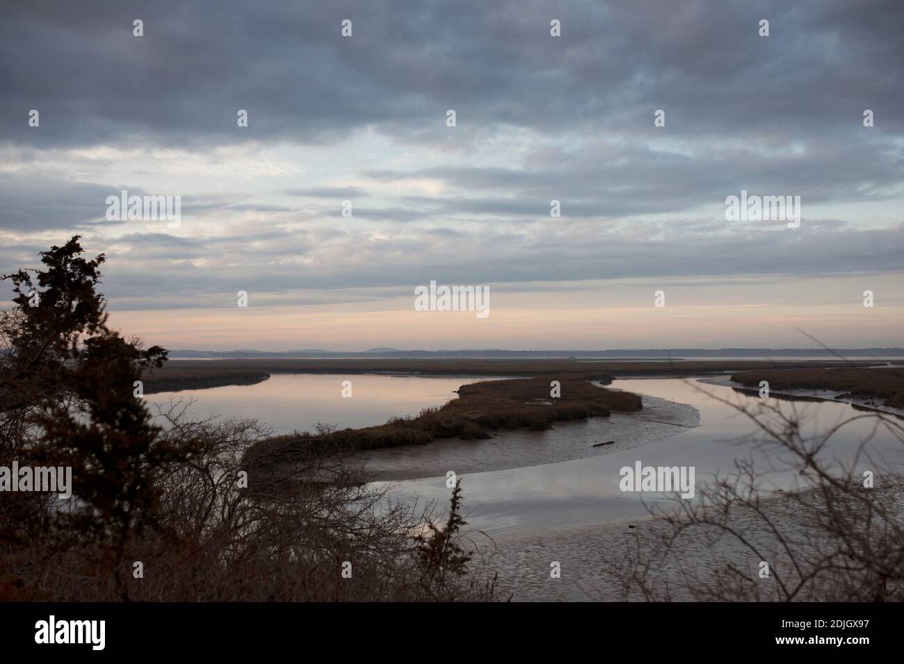 Guardando verso le isole di Chaces e Woodbridge dal Plum Island Bridge al tramonto in una giornata invernale a Newbury, Massachusetts, USA. Foto Stock