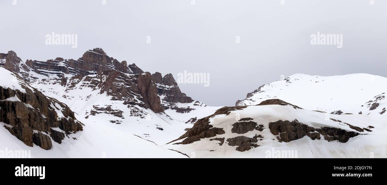 Montagne rocciose innevate a giorno nuvoloso. Turchia, Montagne centrali del Toro, Aladaglar (Anti Taurus) vista dall'altopiano Edigel (Yedi Goller). Vista panoramica. Foto Stock