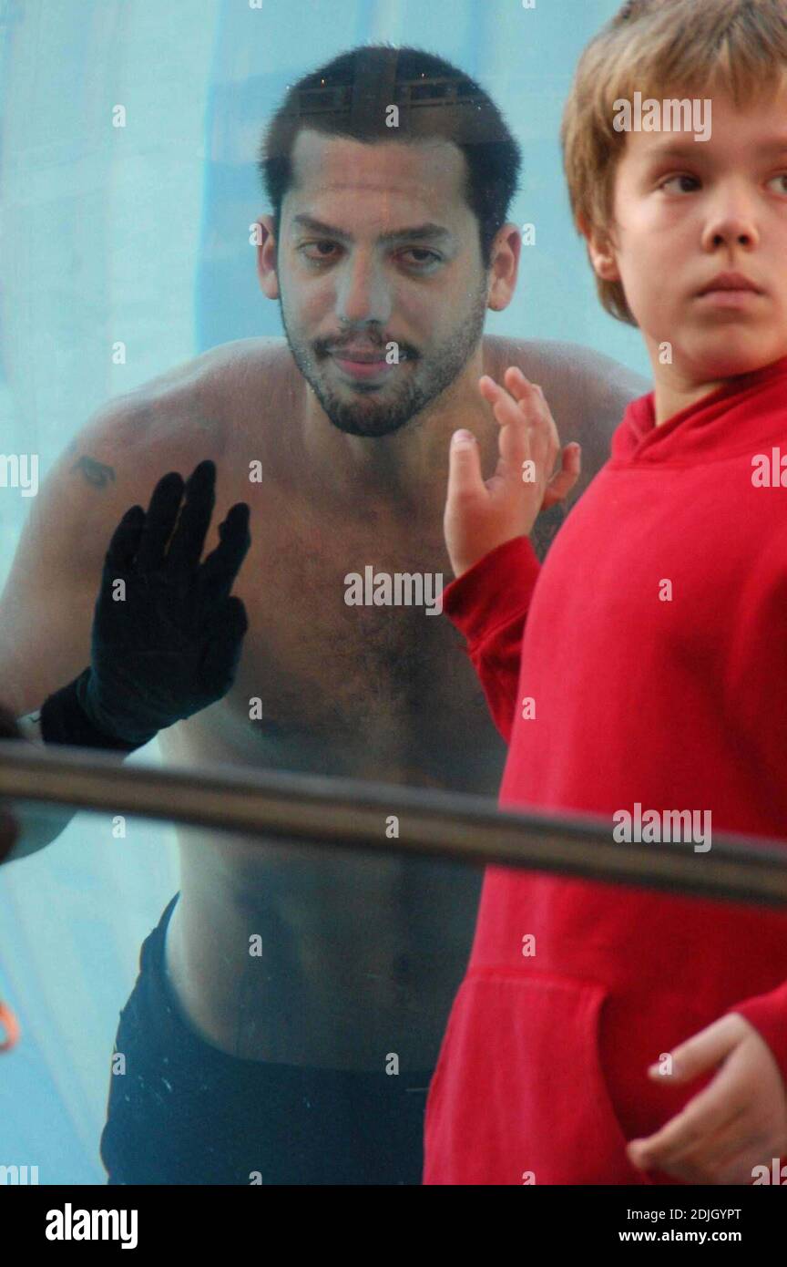 David Blaine si immerge in 2,000 galloni di acqua salata nel lincoln Center's plaza per una settimana prima di andare per un record mondiale in apnea. Il suo finale mozzafiato sarà trasmesso in diretta l'8 maggio come parte di uno speciale ABC di due ore chiamato 'Drowned Alive'. Lincoln Center - New York, NY 5/4/06 Foto Stock