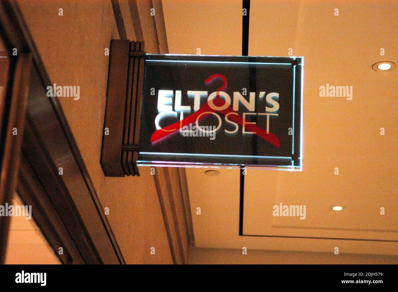 Sir Elton John e il suo partner, David Furnish, aprirono L'ARMADIO DI ELTON a beneficio della Elton John AIDS Foundation. Scaldati le scaffalature, una vendita pubblica di cinque giorni di vestiti dai loro armadi personali! Rockefeller Center, NY, NY 04/11/06. Foto Stock