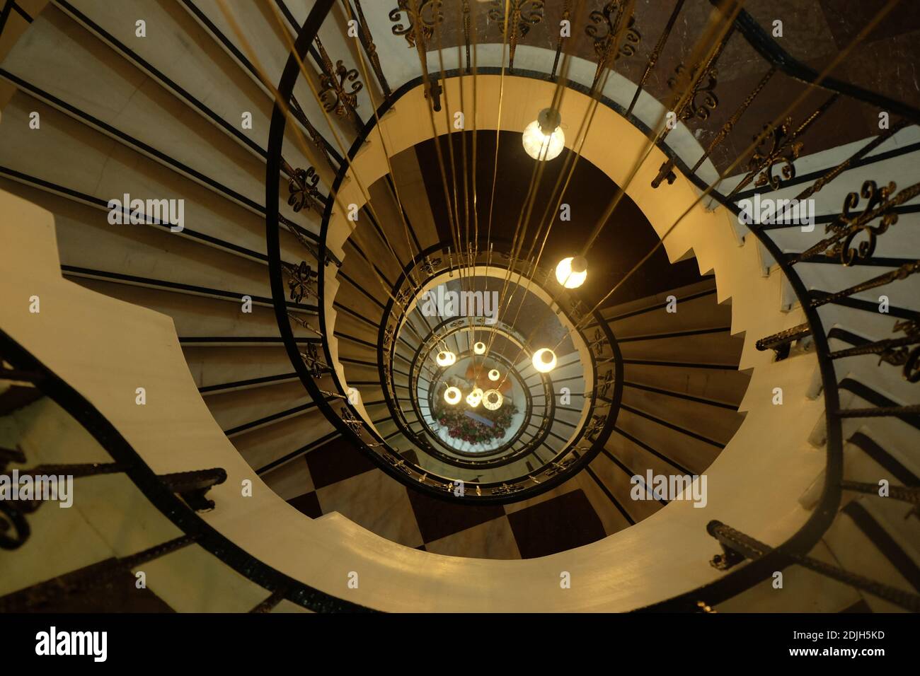 Interni antichi vintage a chiocciola decorazione scala circolare, alte scale faro. Una scala a chiocciola che si abbassa di circa cinque piani. Il cono di avvolgimento Foto Stock