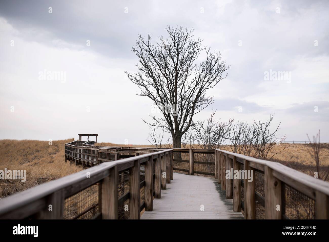 Il lungomare che conduce alla spiaggia in una giornata invernale a Plum Island a Newbury, Massachusetts, USA. Foto Stock