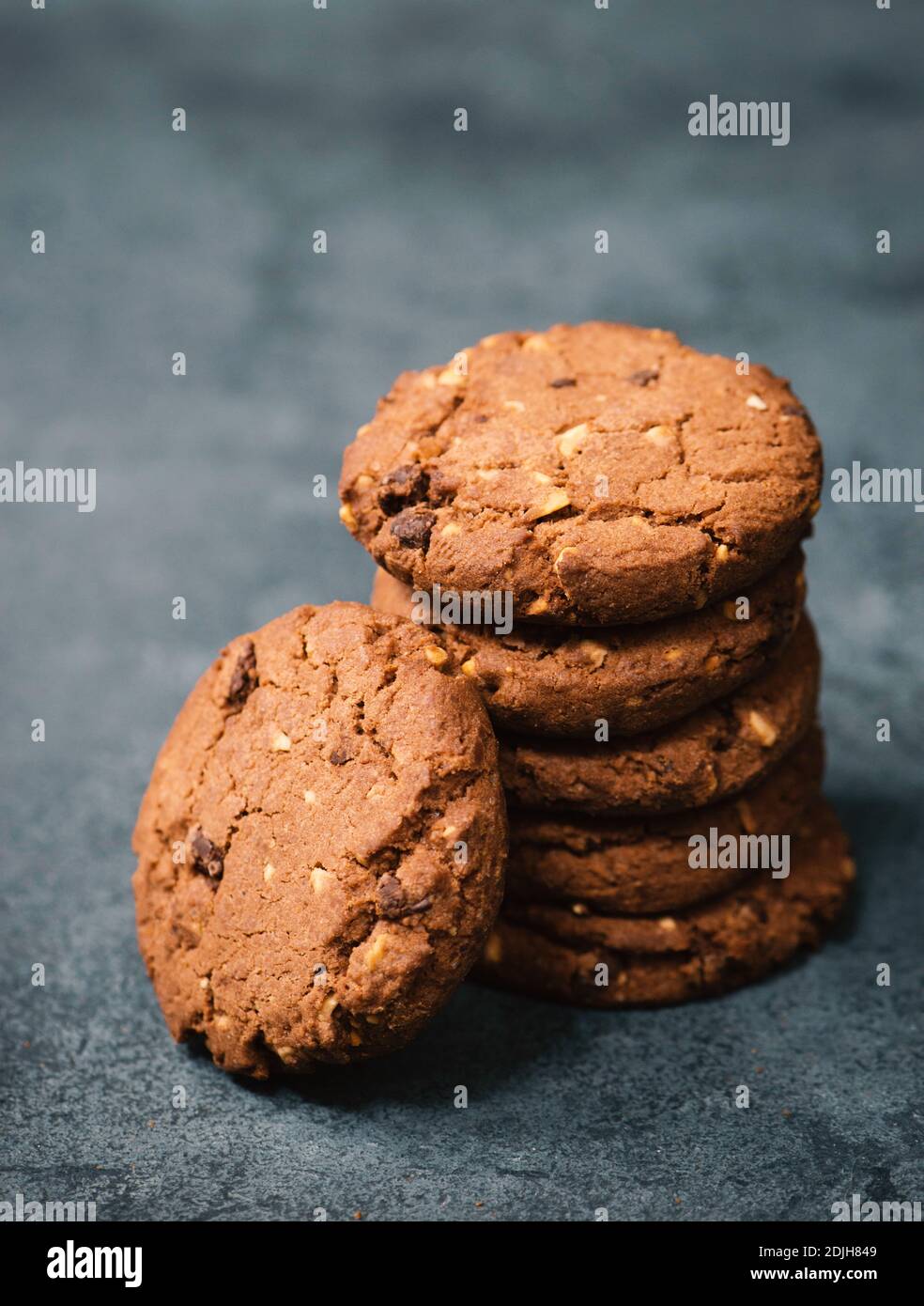 Biscotti con nocciole e cioccolato, caramelle a moody scura, spazio vuoto per la copia del testo Foto Stock