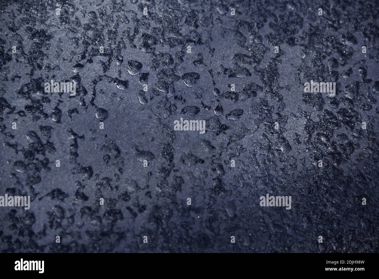 Le gocce congelate di acqua sul vetro, sfondo Foto Stock