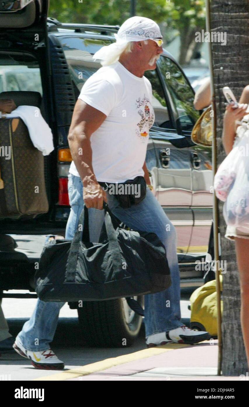 Esclusiva!! Hulk Hogan è lasciato tenere le borse mentre il resto della sua  famiglia colpisce la trendy South Beach di Miami. Linda, Brooke e Nick  Hogan erano felici di fare una posa