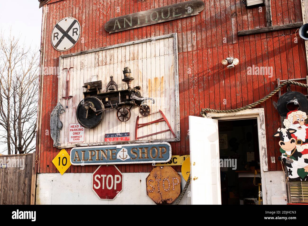 Le vecchie insegne e i motivi del treno decorano l'esterno del negozio di antiquariato Oldies Marketplace su Water Street a Newburyport, Massachusetts, USA. Foto Stock