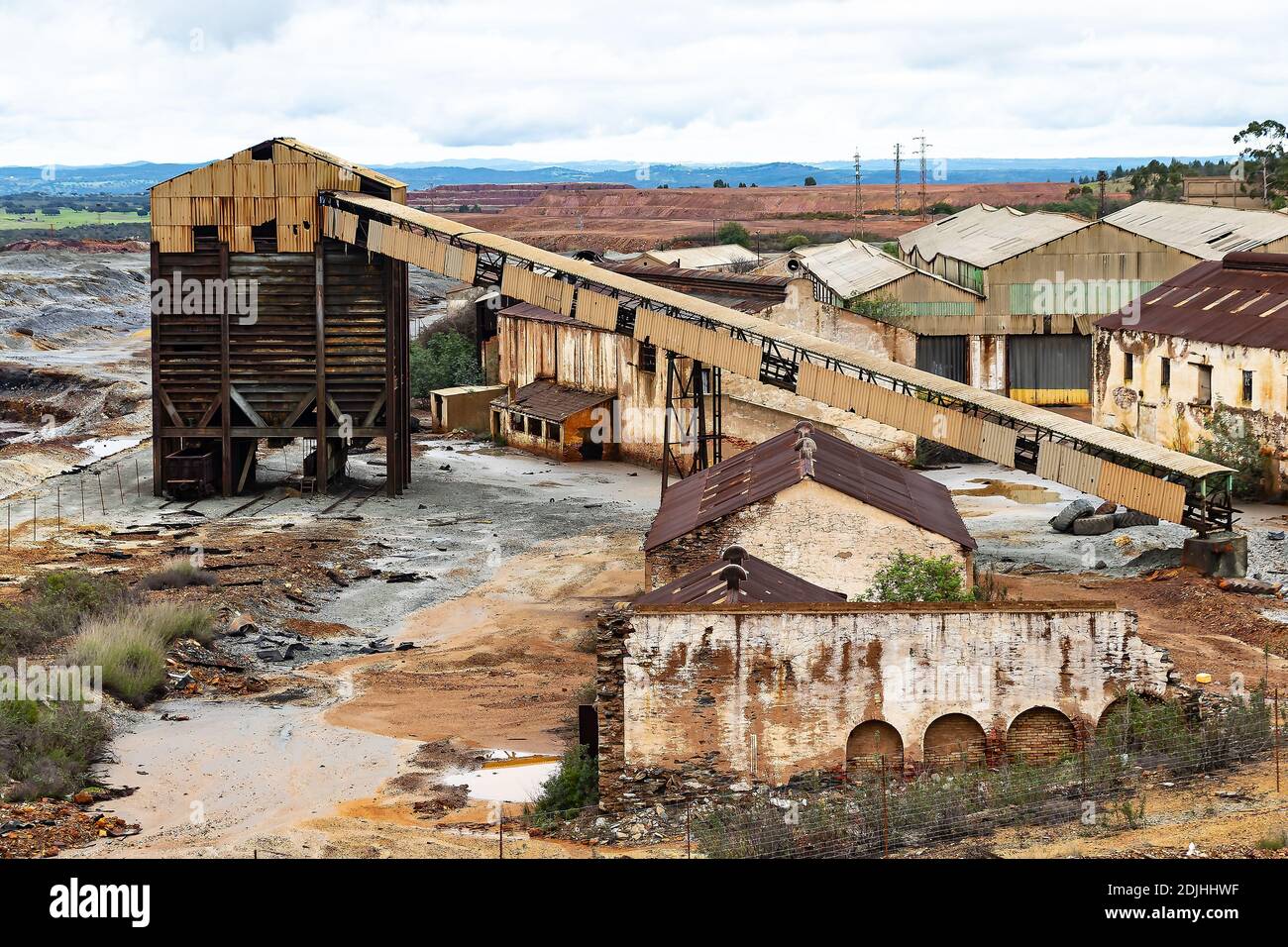 Resti di miniera abbandonata di rame, oro e argento nel villaggio di Tharsis a Huelva, Andalusia, Spagna Foto Stock