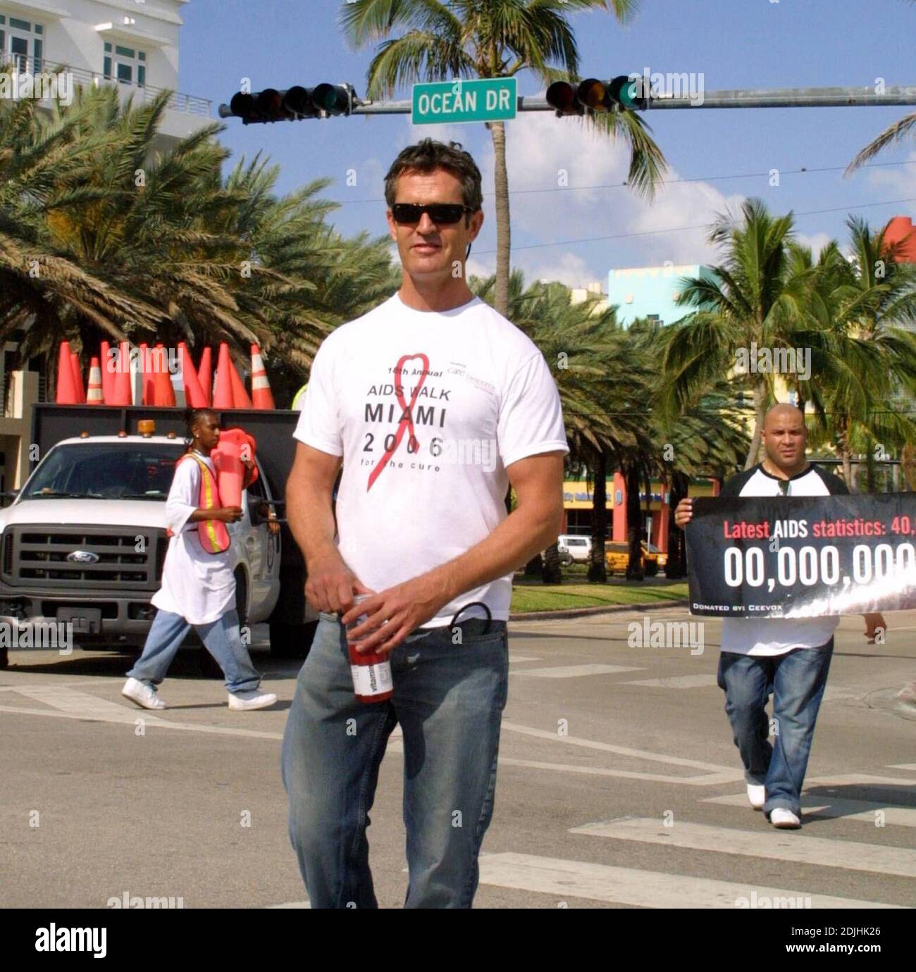 Rupert Everett è Grand Marshall per Aids Walk Miami 2006. La sfilata ha marciato per 3.1 miglia attraverso South Beach e passato famosi punti di riferimento come il Teatro Lincoln, il Centro Congressi e il famigerato Gay Bar 'core'. Rupert ha anche ricevuto la chiave per la città e ha ricevuto un bacio da MR Miami Beach Michael aller, 4/23/06 Foto Stock