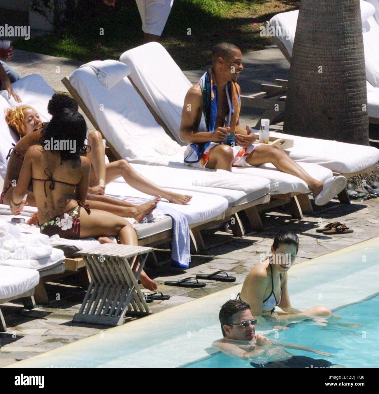 L'esclusiva Rapper T.I. gode di una certa compagnia femminile in un esclusivo hotel sulla spiaggia di Miami il suo primo giorno fuori dalla prigione dopo aver servito 12 mesi di una pena di tre anni per una violazione di probation. 5/16/06 Foto Stock