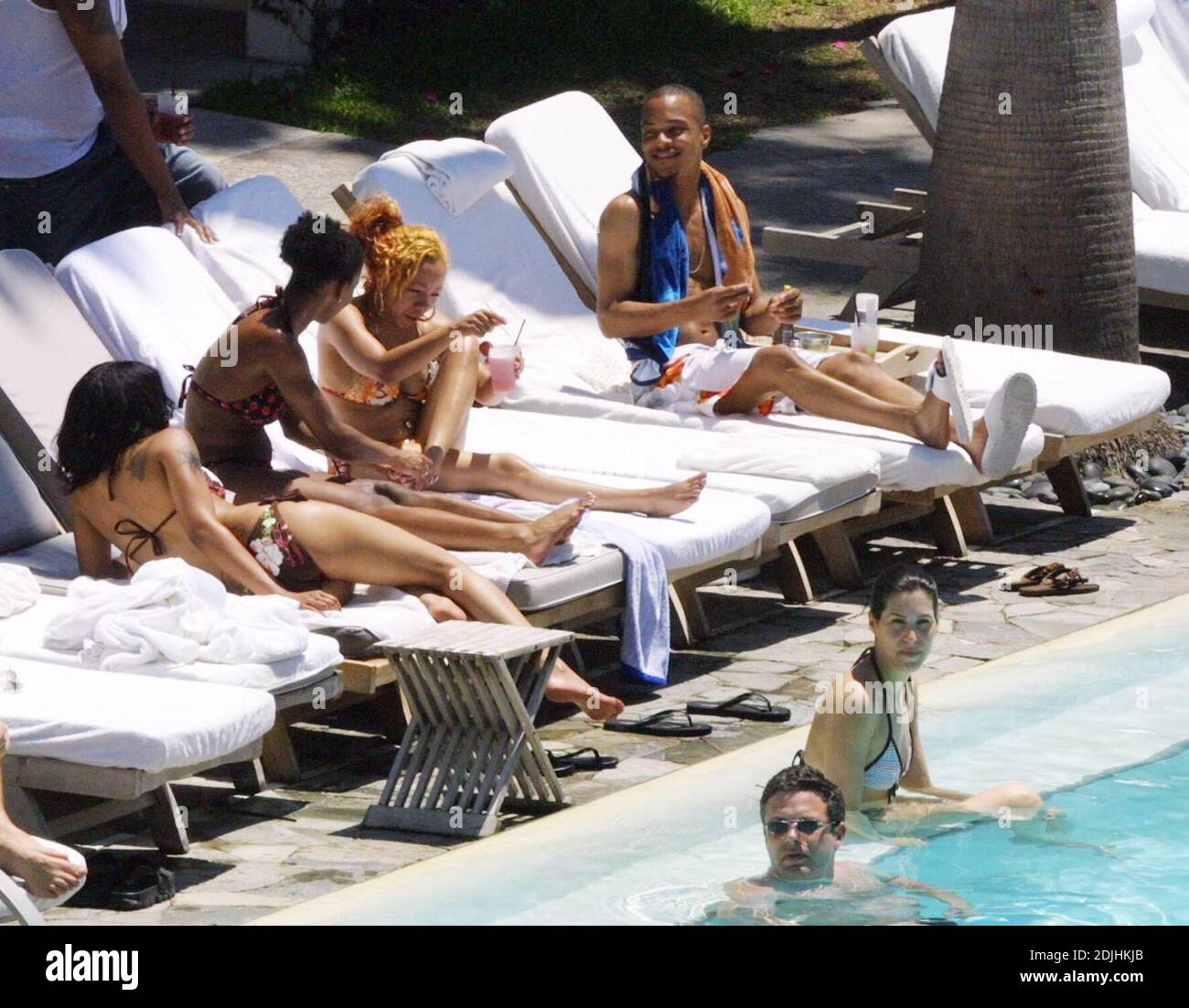 L'esclusiva Rapper T.I. gode di una certa compagnia femminile in un esclusivo hotel sulla spiaggia di Miami il suo primo giorno fuori dalla prigione dopo aver servito 12 mesi di una pena di tre anni per una violazione di probation. 5/16/06 Foto Stock