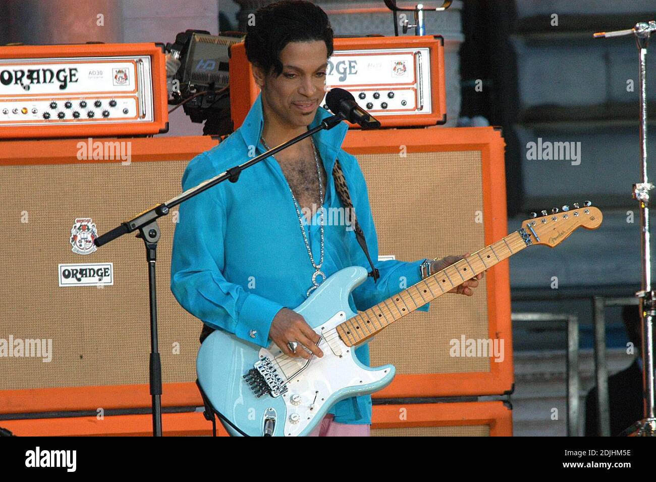 Prince si esibisce con Tamar alla serie di concerti estivi Good Morning America. Bryant Park, New York, NY, 06/16/06 Foto Stock