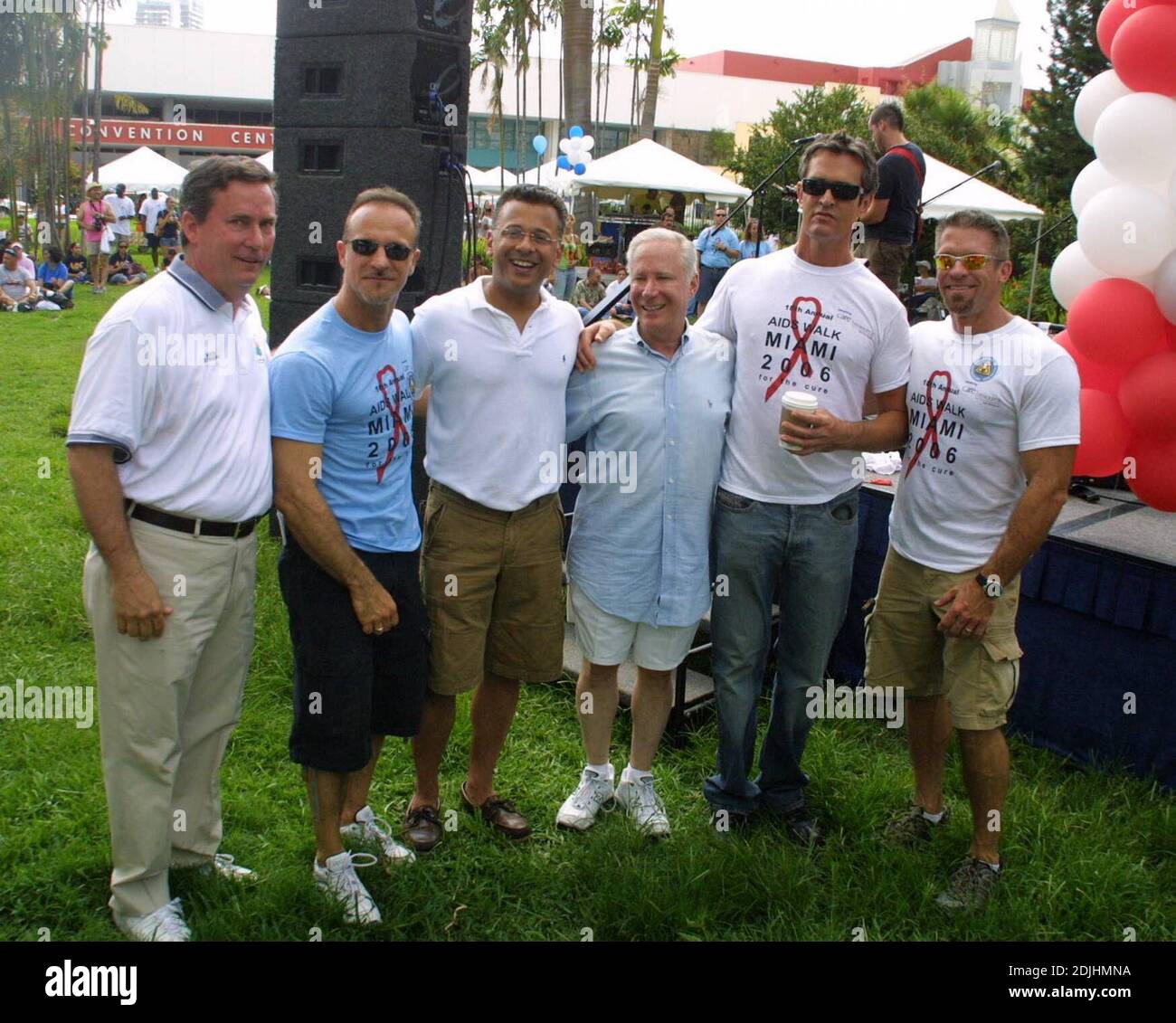 Rupert Everett è Grand Marshall per Aids Walk Miami 2006. La sfilata ha marciato per 3.1 miglia attraverso South Beach e passato famosi punti di riferimento come il Teatro Lincoln, il Centro Congressi e il famigerato Gay Bar 'core'. Rupert ha anche ricevuto la chiave per la città e ha ricevuto un bacio da MR Miami Beach Michael aller, 4/23/06 Foto Stock