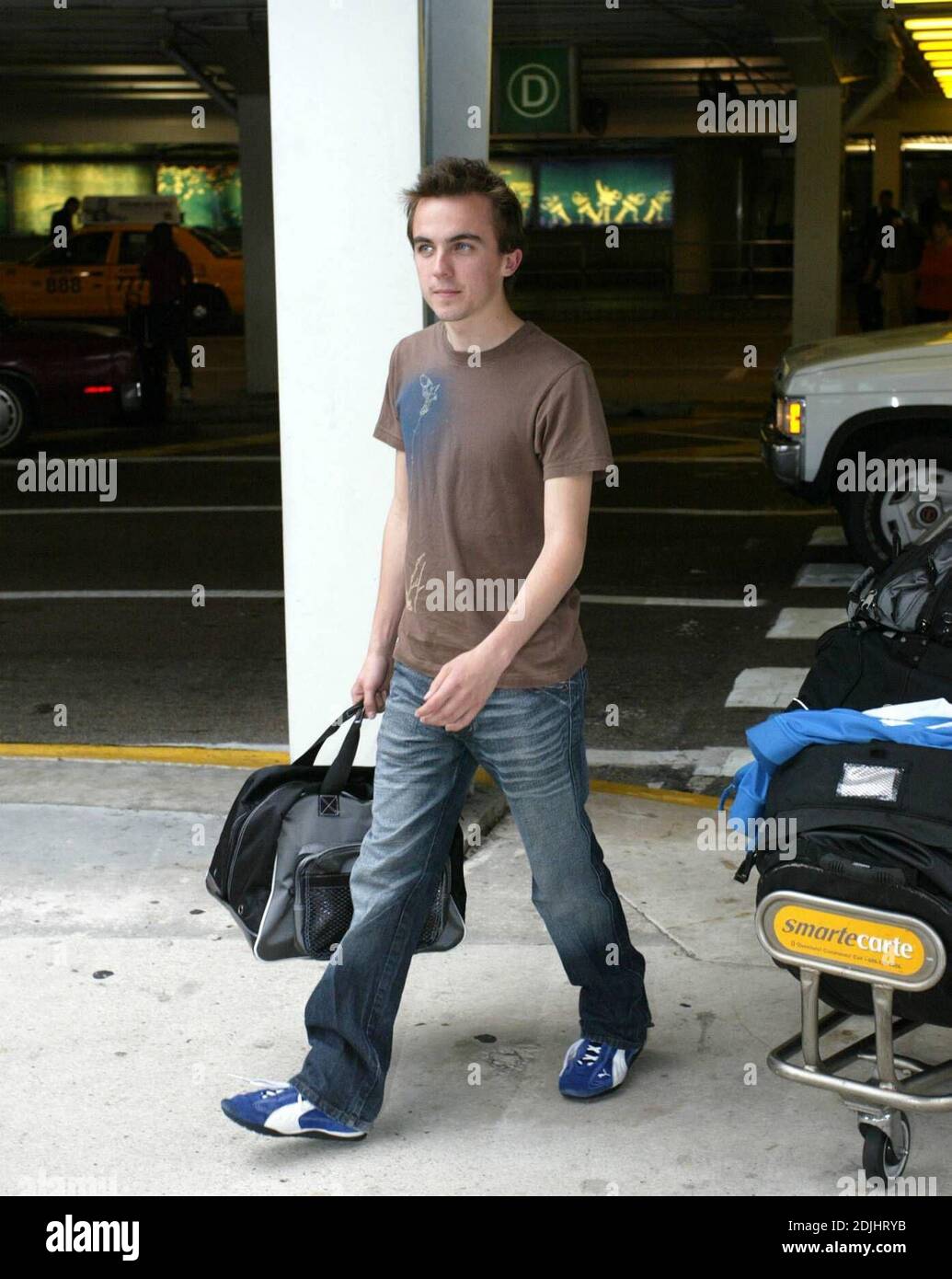 Esclusiva!! Frankie Muniz Jnr arriva all'aeroporto di Miami con il suo tatuaggio ZERO e i suoi outfit da corsa 'Troy Lee Designs' per lavorare al suo 'ultimo film prima che si ritiri' nel motorsport. Andiamo a guidare più velocemente del suo autista di limousine che lo ha tenuto in attesa sul marciapiede per quasi 20 minuti, Miami, 4/26/06 Foto Stock