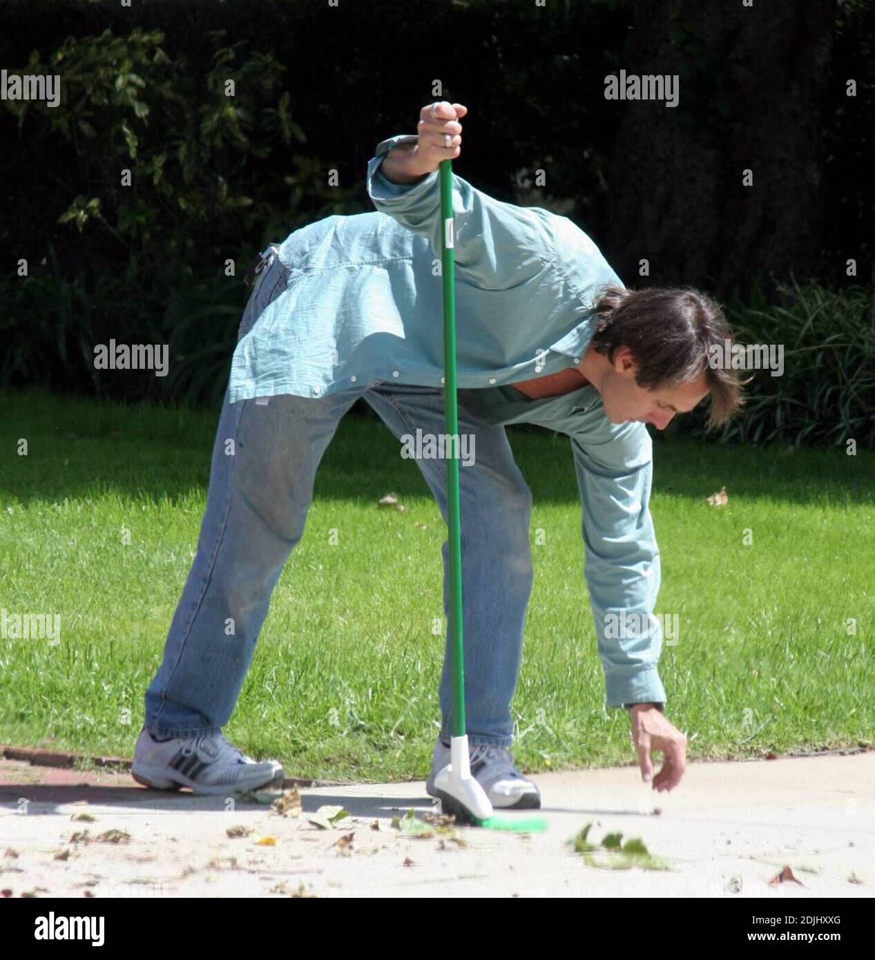 Esclusiva!! L'attrice marcia Cross sembra aver preso in prestito un'idea dal suo show televisivo di successo 'Desperate Housewives' e ha assunto un giardiniere hunky. 03/26/05 [[sac]] Foto Stock