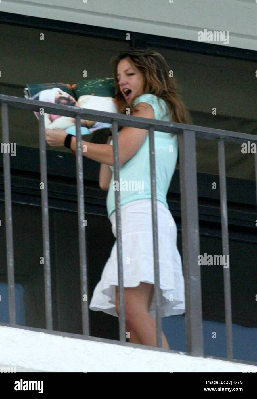 Britney Spears mostra i suoi mariti 'l'uomo rivista sparare a fotografi in attesa dal suo balcone attico. Destin FL, 4/14/05 [[tag]] Foto Stock