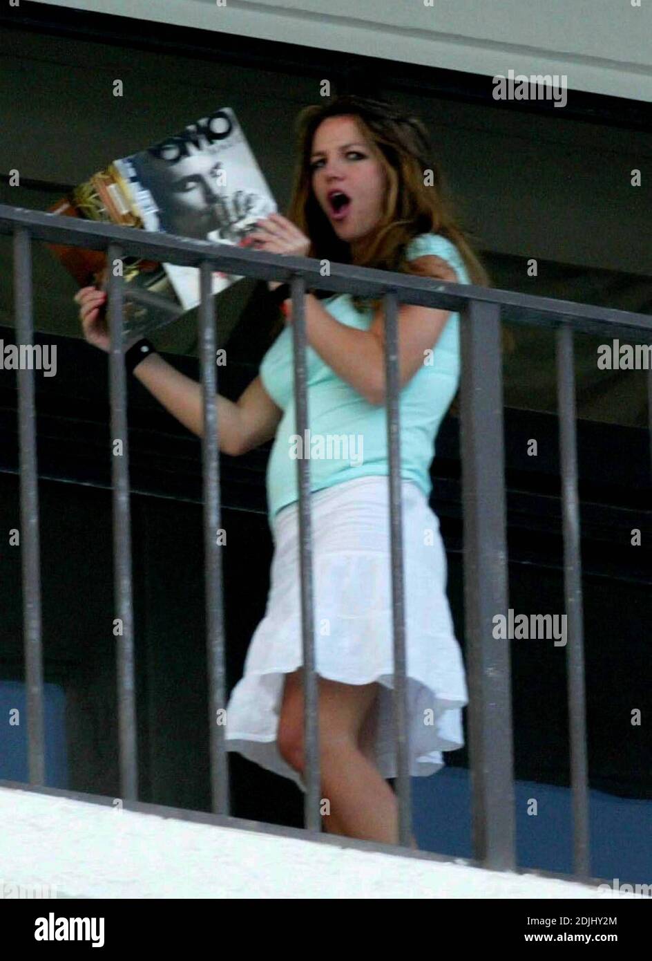 Britney Spears mostra i suoi mariti 'l'uomo rivista sparare a fotografi in attesa dal suo balcone attico. Destin FL, 4/14/05 [[tag]] Foto Stock