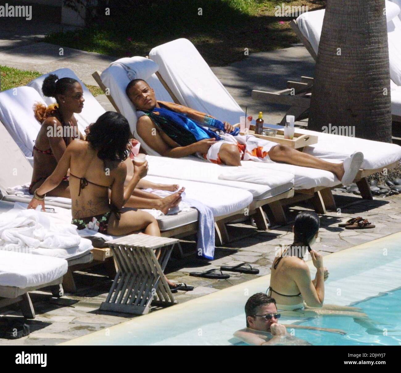 L'esclusiva Rapper T.I. gode di una certa compagnia femminile in un esclusivo hotel sulla spiaggia di Miami il suo primo giorno fuori dalla prigione dopo aver servito 12 mesi di una pena di tre anni per una violazione di probation. 5/16/06 Foto Stock