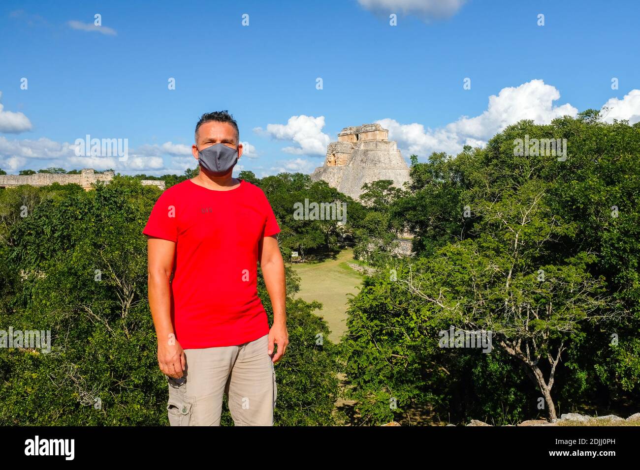 Viaggiatore che indossa una maschera viso visitando le rovine Maya Uxmal in Yucatan Messico durante il Coronavirus Pandemic, 2020 Foto Stock