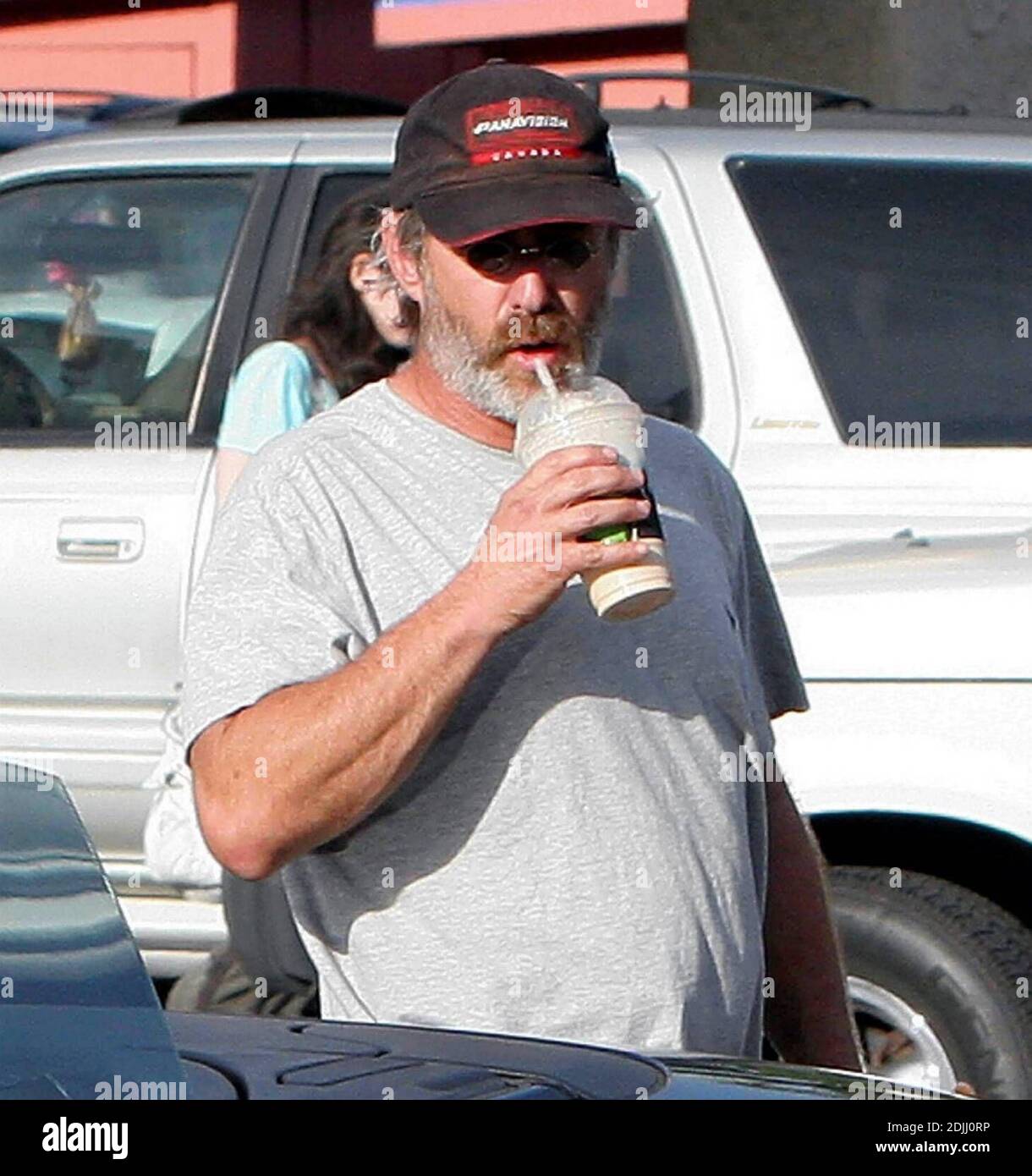 È un pomeriggio di giorno del cane a Malibu, CA per Stephen Spielberg e il suo alsaziano. 4/2/05 [[rac]] Foto Stock