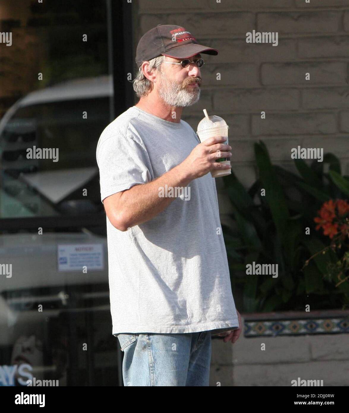 È un pomeriggio di giorno del cane a Malibu, CA per Stephen Spielberg e il suo alsaziano. 4/2/05 [[rac]] Foto Stock