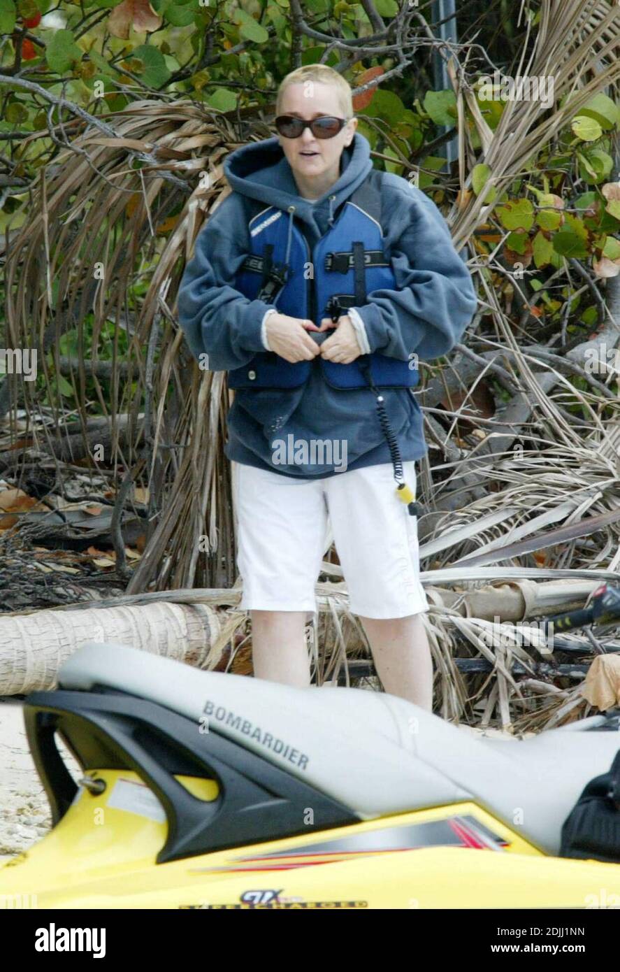 Esclusiva!! Melissa Etheridge e l'amico Tammy Lynne Michaels vanno in moto d'acqua a Miami Bay. La coppia e i loro giovani amici trovarono un'isola desert per il pranzo al sacco. 4/6/05 Foto Stock