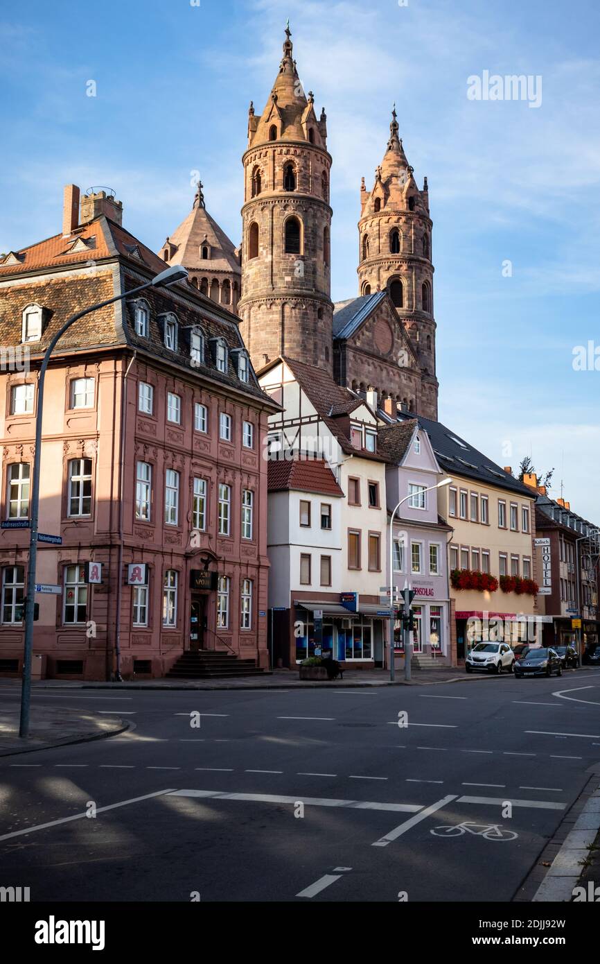 Città di Worms, Germania con la Cattedrale di San Pietro sullo sfondo. Foto Stock