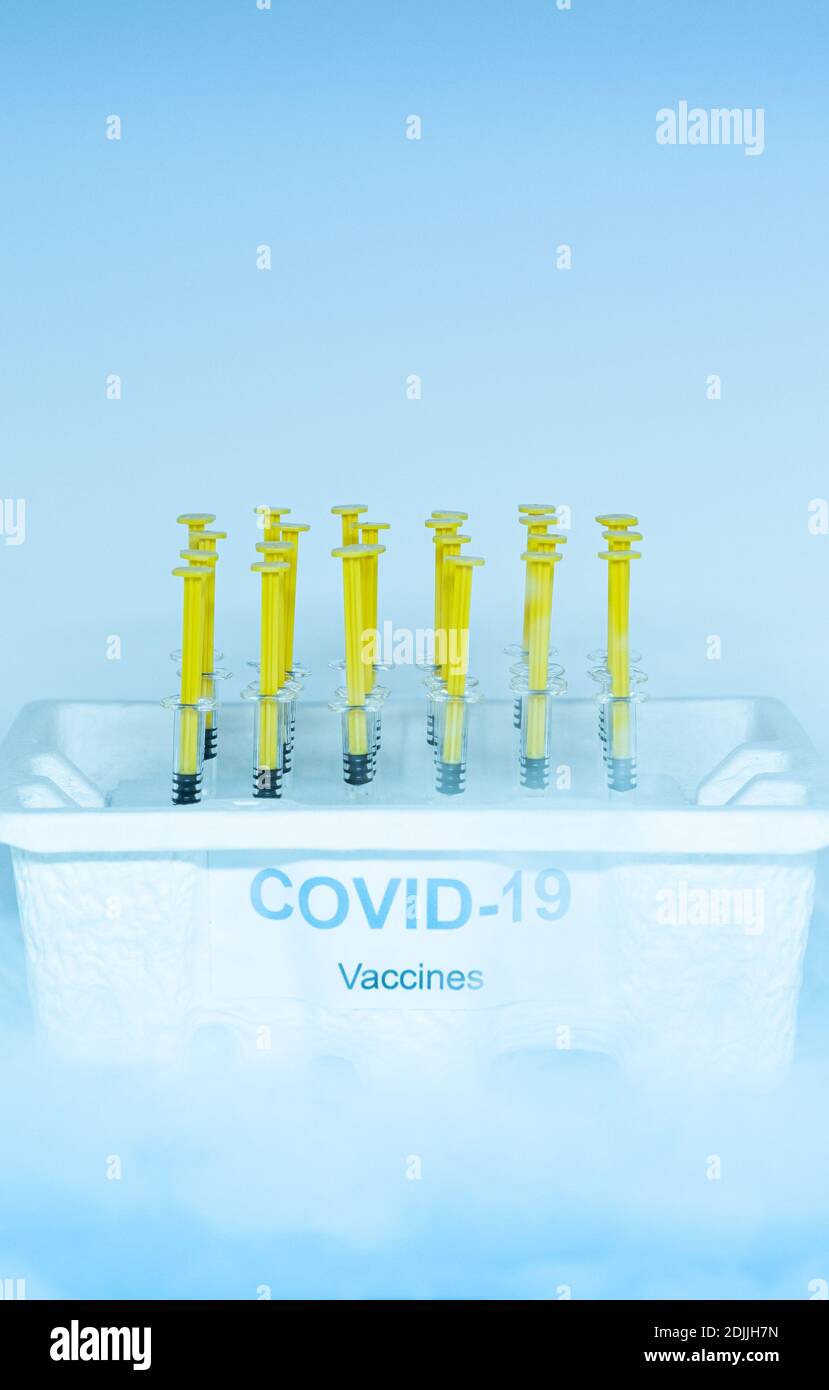 Vassoio vaccino Covid-19 all'interno del congelatore. Concetto sanitario e medico Foto Stock