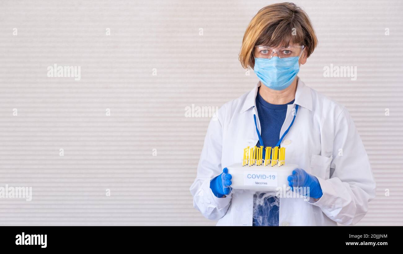 Il personale medico che distribuisce il vassoio vaccino COVID-19 del congelatore. Concetto sanitario e medico Foto Stock