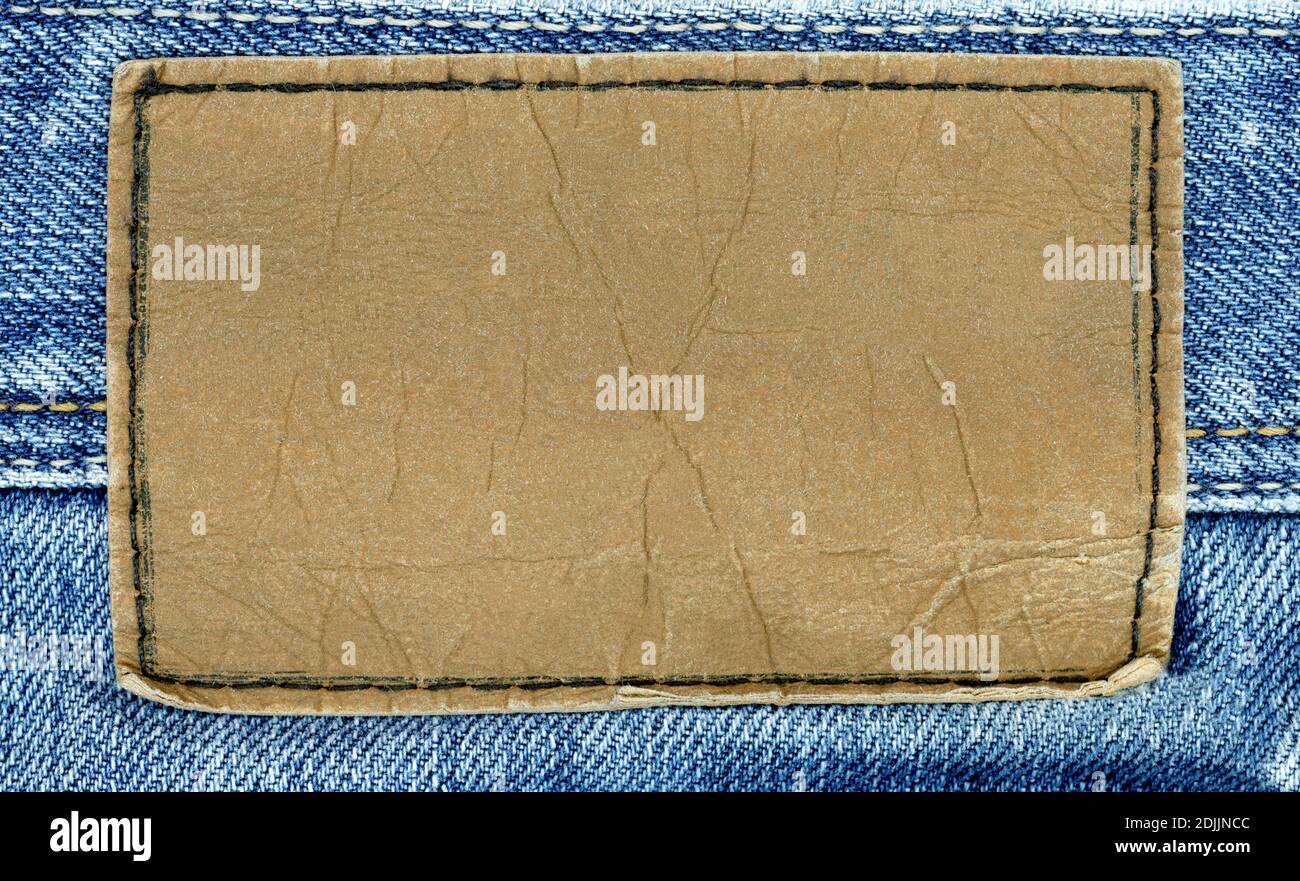 Etichetta jeans in pelle cucita su jeans Foto Stock