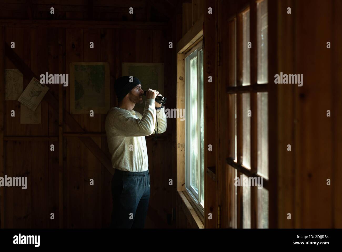 L'uomo si avvicina alla sua cabina per scansionare l'orizzonte Foto Stock