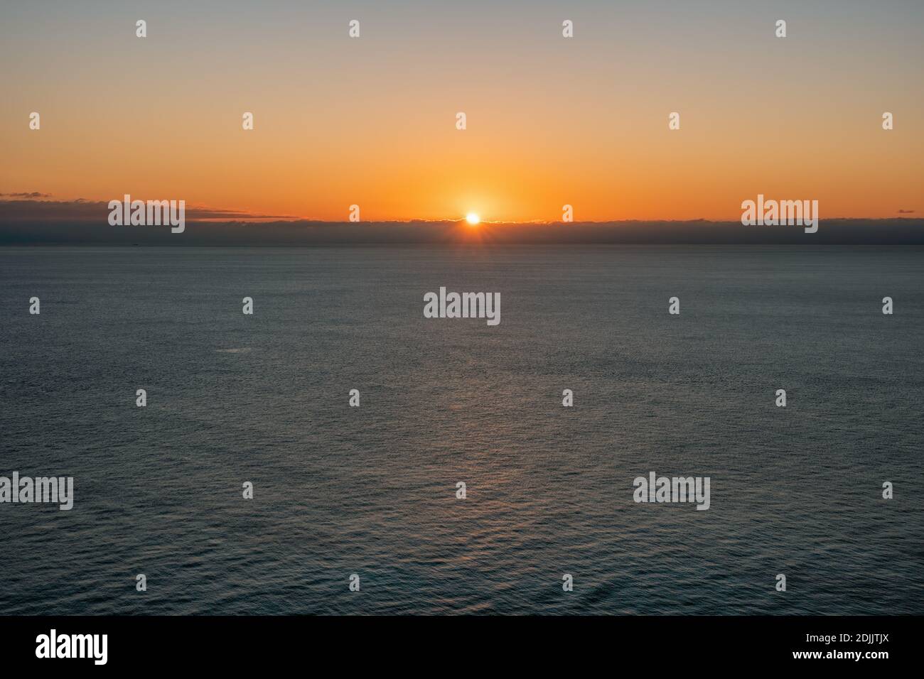 Veduta panoramica astratta aerea sul caldo tramonto sul mare. Niente altro che cielo, nuvole e acqua. Il concetto di calma silenzio e unità con la natura. Foto Stock