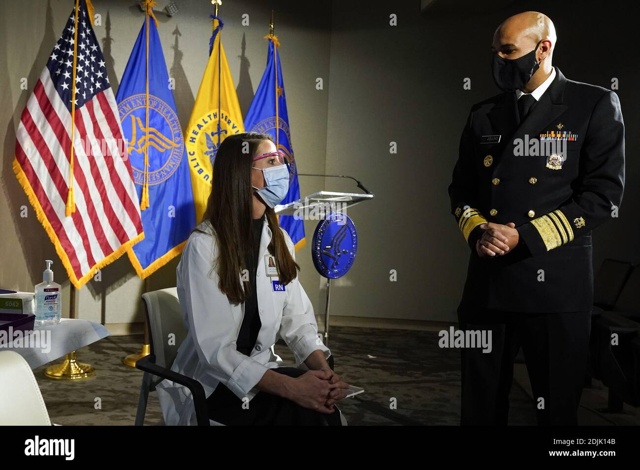 Washington, Stati Uniti. 14 dicembre 2020. Nurse Lillian Wirpsza parla con il chirurgo generale degli Stati Uniti Jerome Adams al George Washington University Hospital, lunedì 14 dicembre 2020, a Washington. Il Segretario per la Salute e i servizi umani Alex Azar e gli Adams osserveranno i lavoratori ospedalieri vaccinati. Foto in piscina di Jacquelyn Martin/UPI Credit: UPI/Alamy Live News Foto Stock