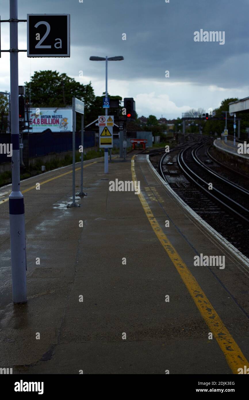 Piattaforma alla stazione ferroviaria di Dartford. Mick Jagger e Keith Richards i membri fondatori della band The Rolling Stones si incontrarono per la prima volta. Foto Stock