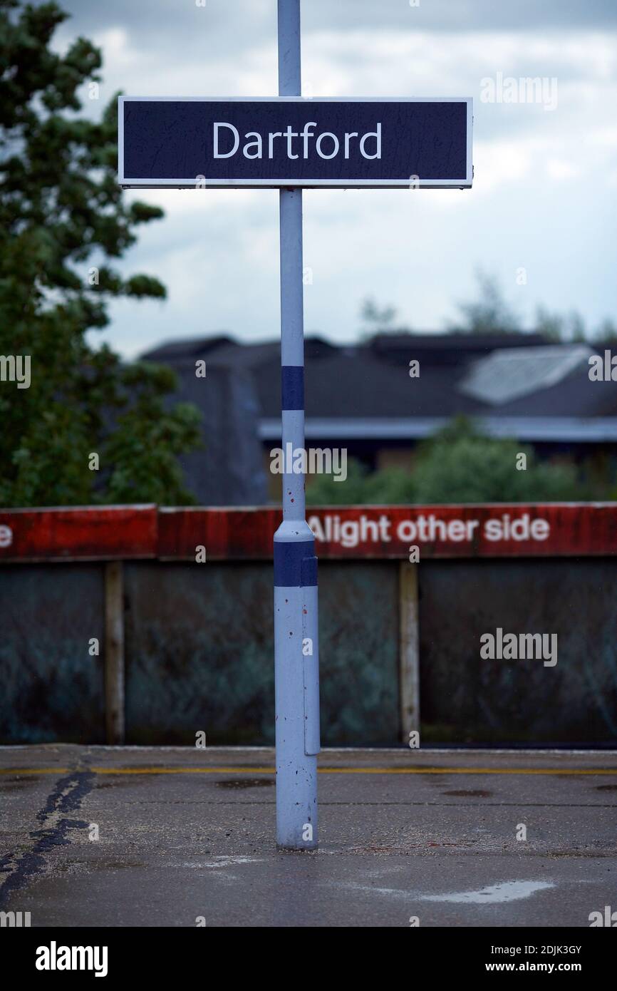 Piattaforma alla stazione ferroviaria di Dartford. Mick Jagger e Keith Richards i membri fondatori della band The Rolling Stones si incontrarono per la prima volta. Foto Stock