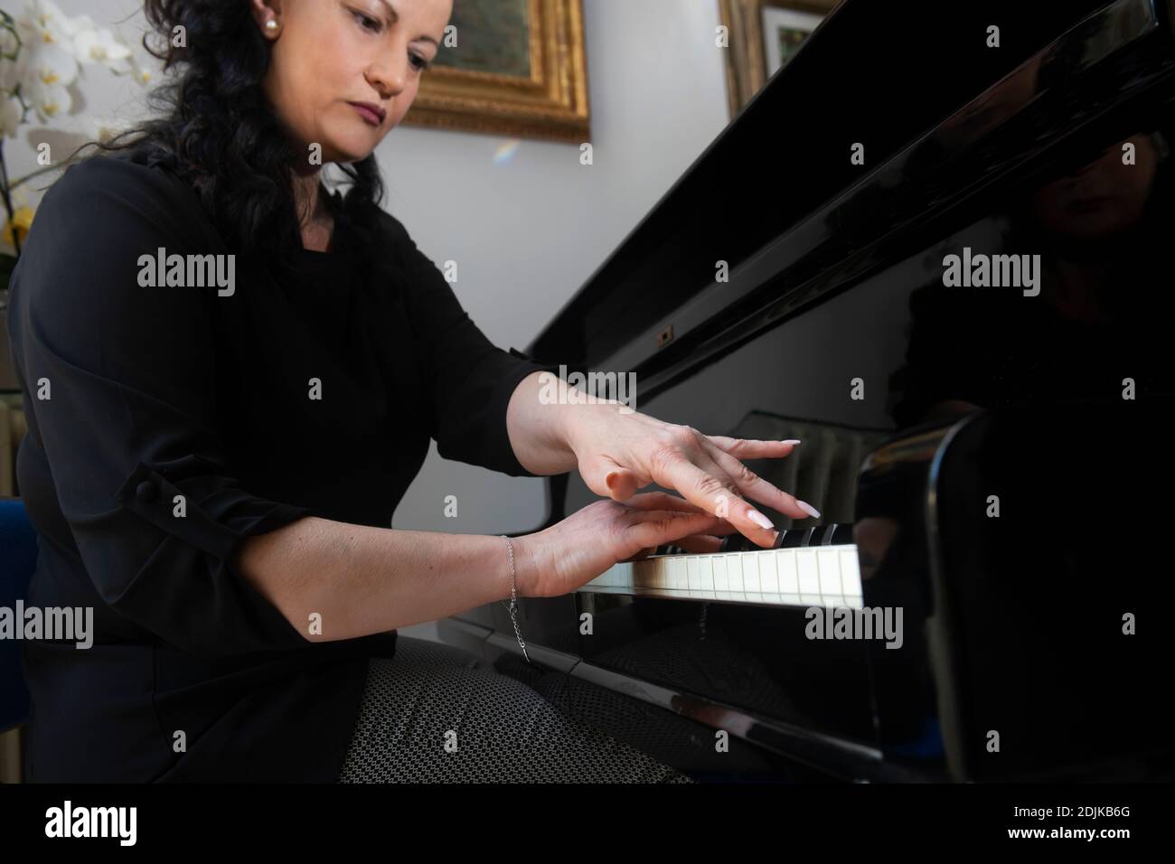 Elegante pianista che suona il pianoforte a coda Foto Stock