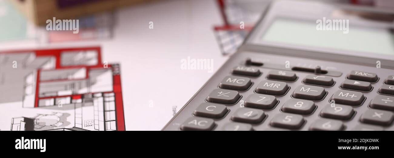 Tavolo con calcolatrice grigia e carino piggybank Foto Stock