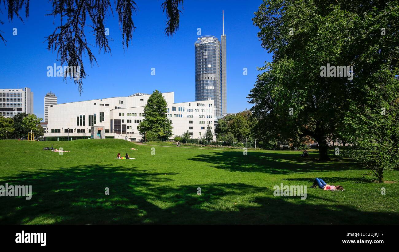 Essen, Renania Settentrionale-Vestfalia, Ruhr Area, Germania, Essen City Garden, parco paesaggistico con Teatro Aalto e Torre RWE in occasione della Essen 2017 capitale verde d'Europa. Foto Stock