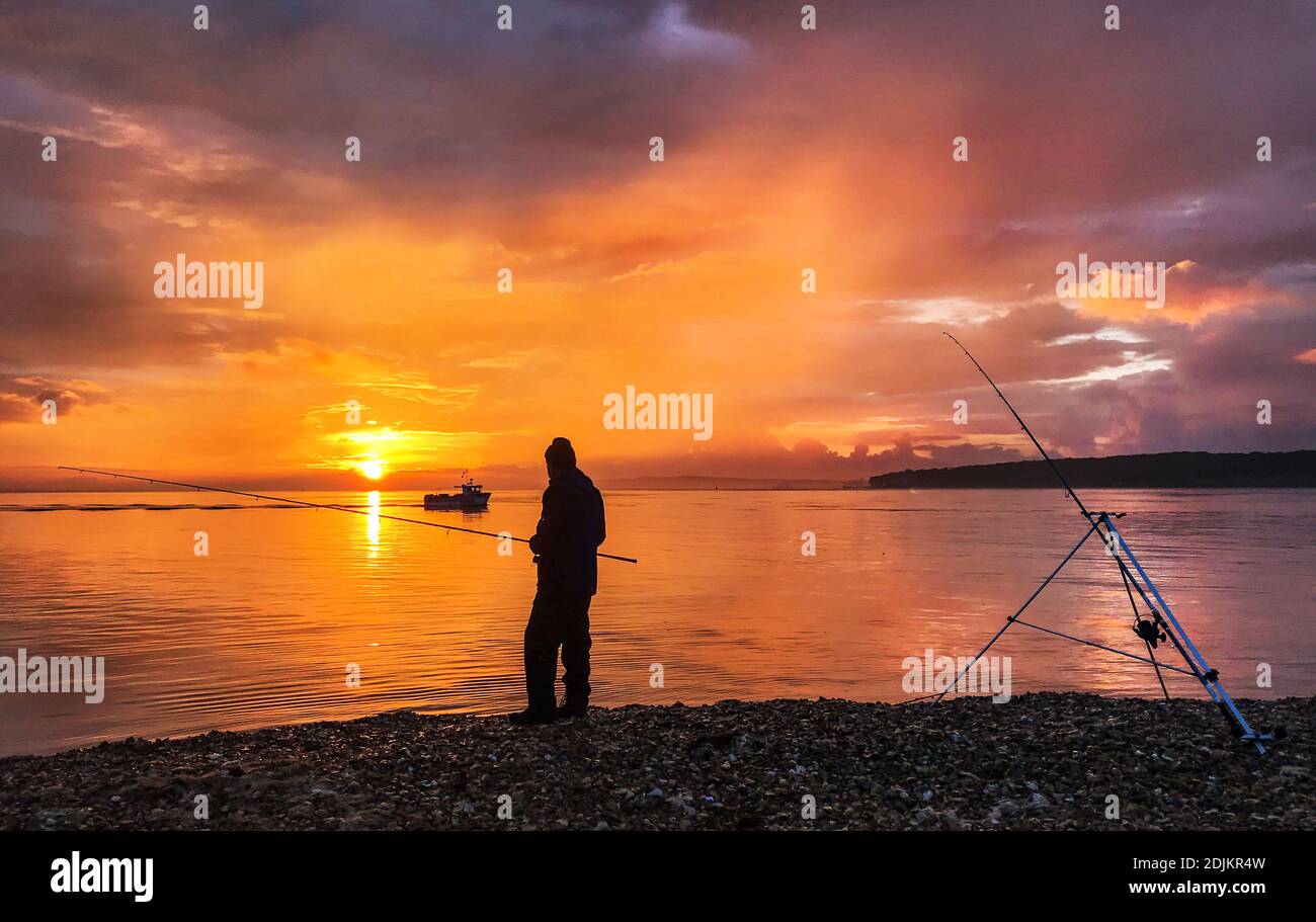 L'inizio di una giornata di pesca. Alba alla foce del Solent tra l'Isola di Bianco e UK continentale. Foto Stock