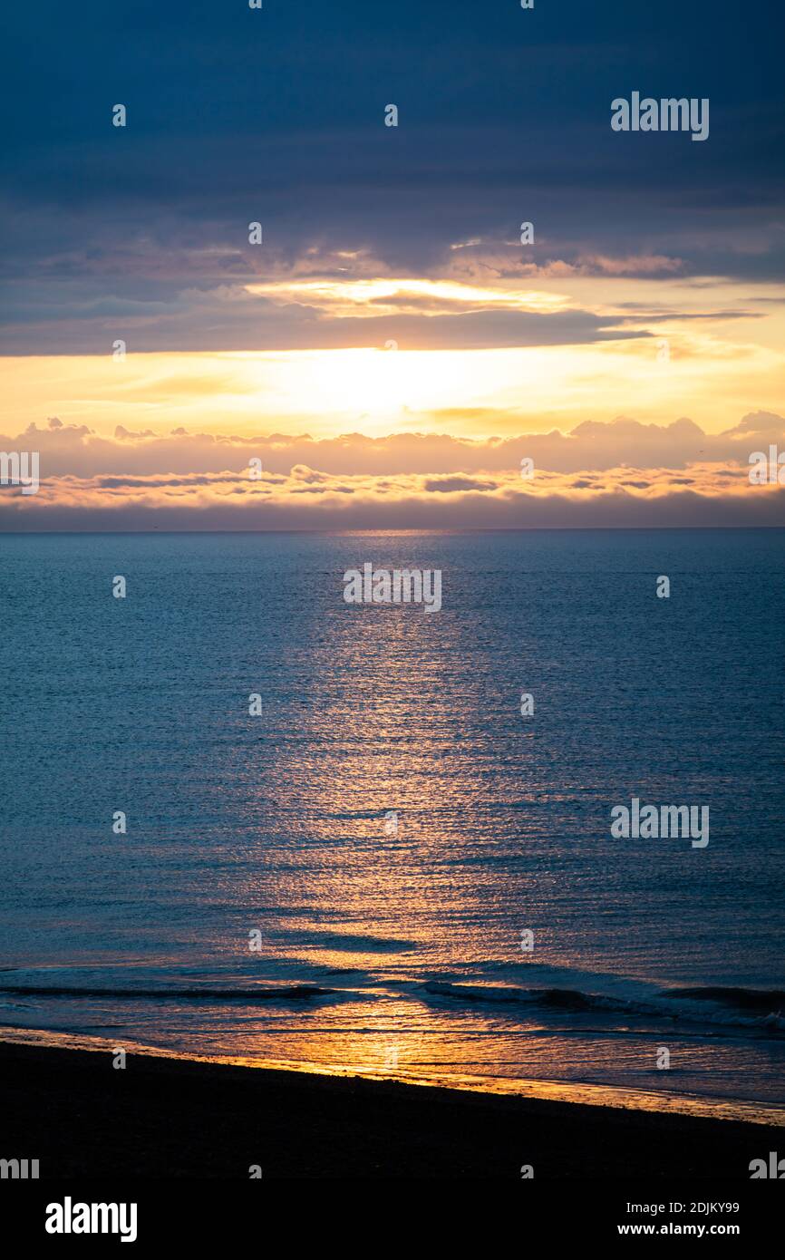 Una vista dell'alba a Hastings Foto Stock
