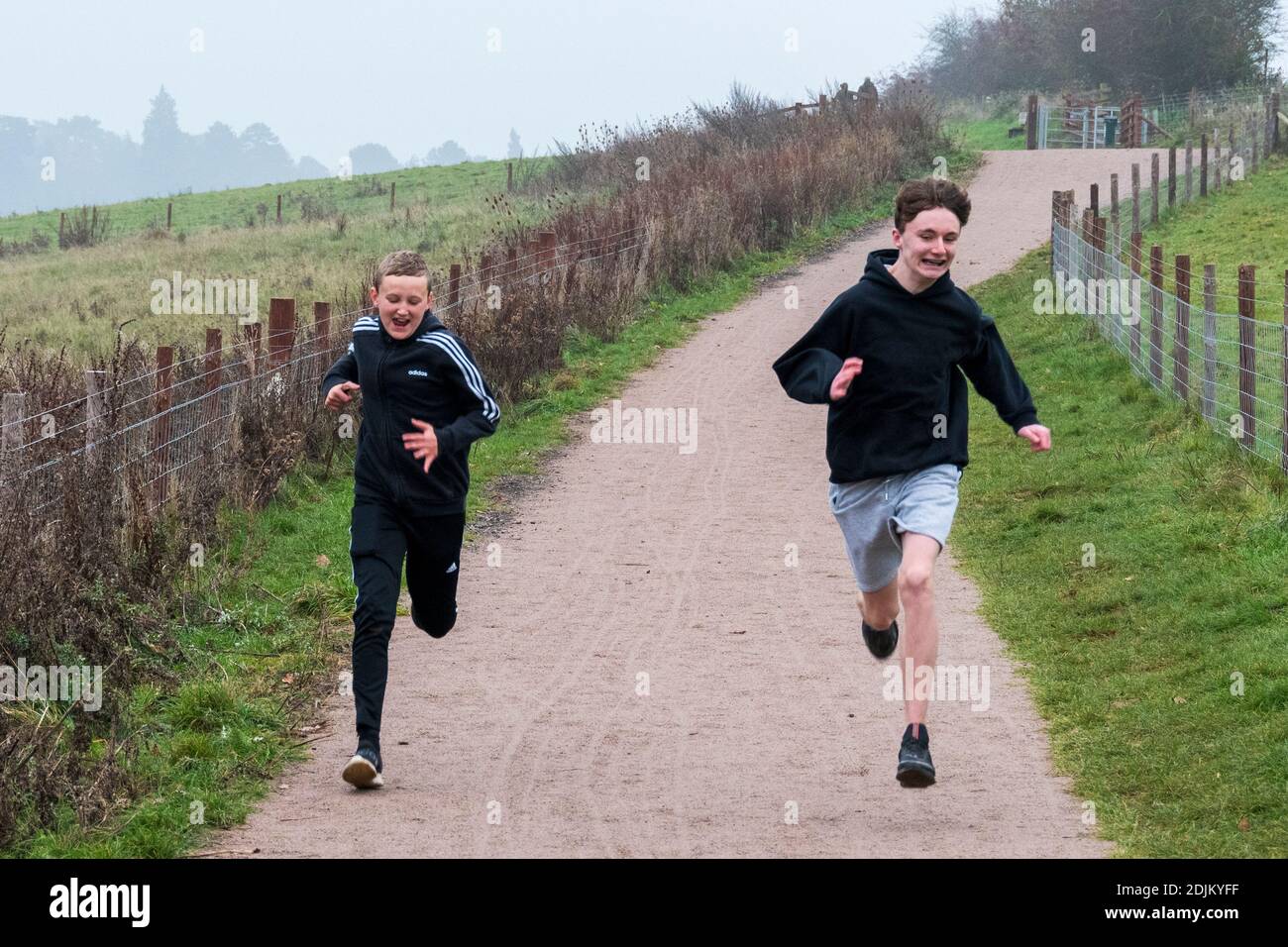 Brothers in gara intorno al Sywell Country Park Foto Stock