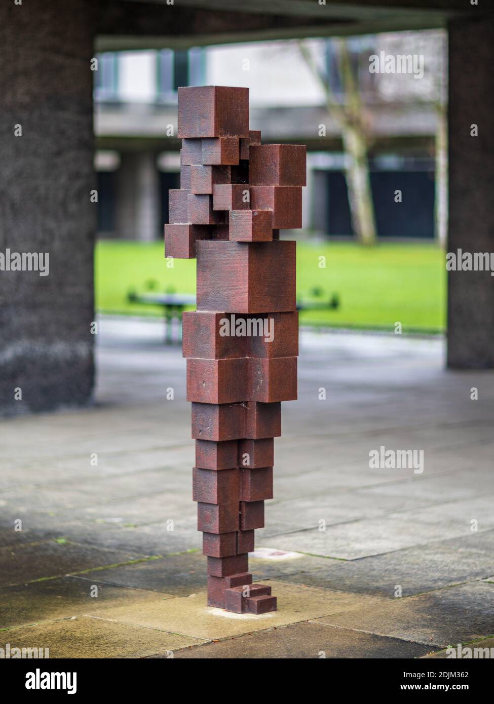 Antony Gormley Sculpture Daze IV presso il sito di Sidgwick, Università di Cambridge. Precedentemente situato su Lundy Island fu trasferito a Cambridge nel 2016. Foto Stock