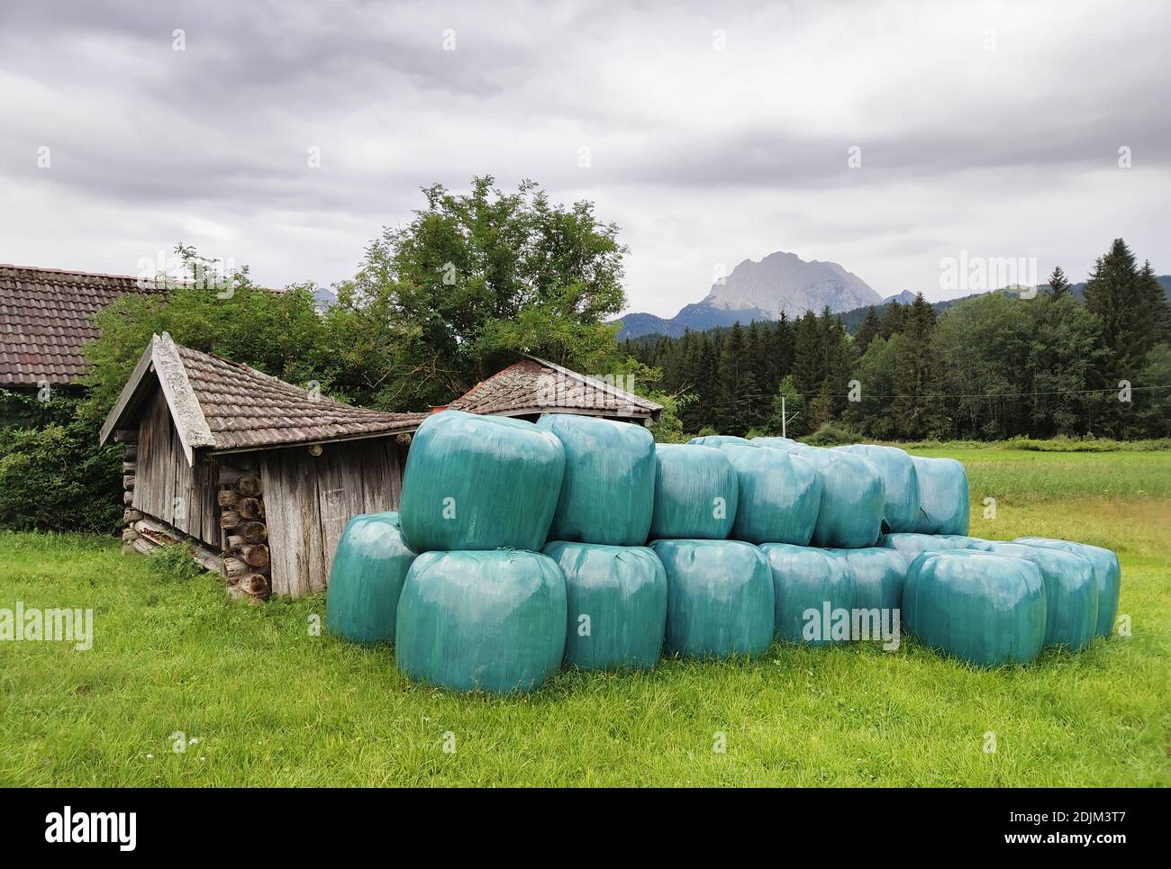 Balle di fieno accanto al fienile sul pascoli Foto Stock