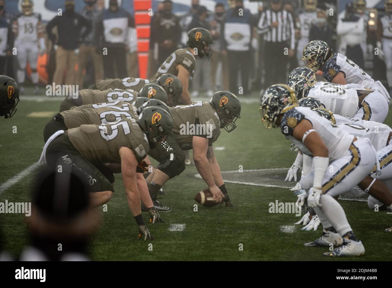 Gli Stati Uniti Naval Academy Midshipmen affrontano gli Stati Uniti Army Black Knights durante la 121esima partita di football Army-Navy al Michie Stadium 12 dicembre 2019 a West Point, New York. I Cavalieri neri dell'Esercito scutano i Midshipmen della Marina 15-0. Foto Stock